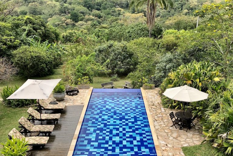 Homes With Gorgeous Swimming Pools Close To Bogotá