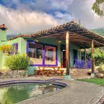 Encanto de La Luna: Una colorida casa Colombiana con aguas termales