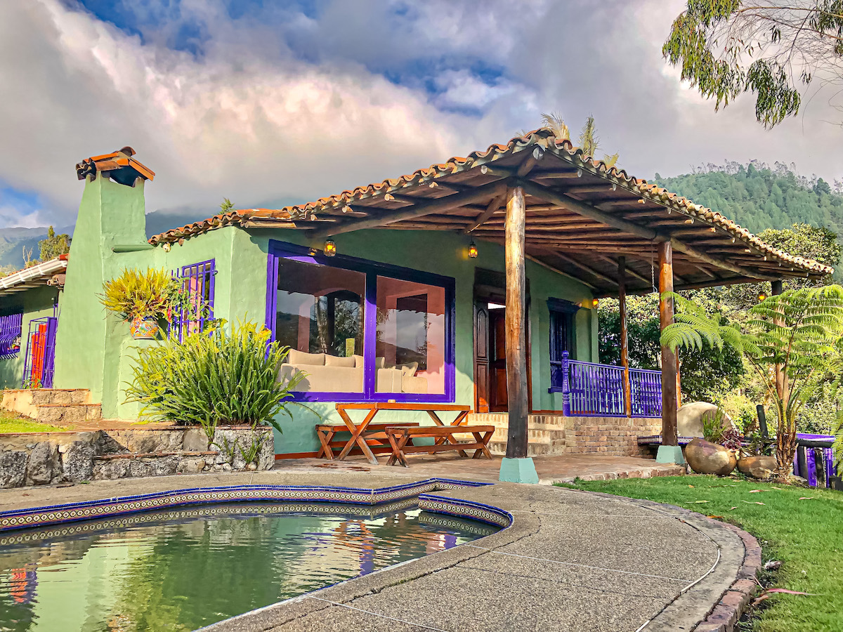Encanto de La Luna: Una colorida casa Colombiana con aguas termales